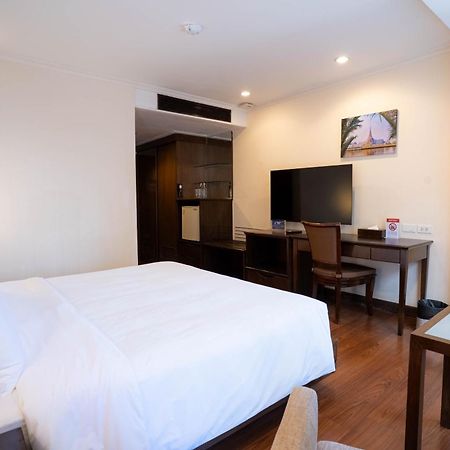Journeyhub Sukhumvit 26, Bangkok - Formerly St James Hotel Esterno foto