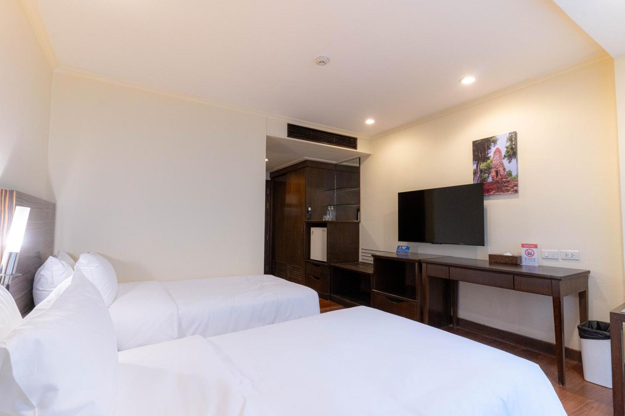 Journeyhub Sukhumvit 26, Bangkok - Formerly St James Hotel Esterno foto