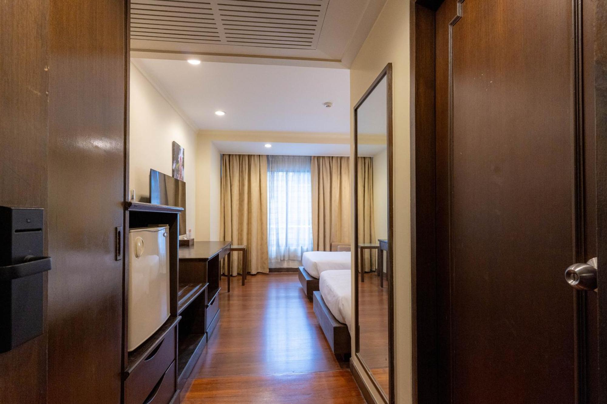 Journeyhub Sukhumvit 26, Bangkok - Formerly St James Hotel Esterno foto