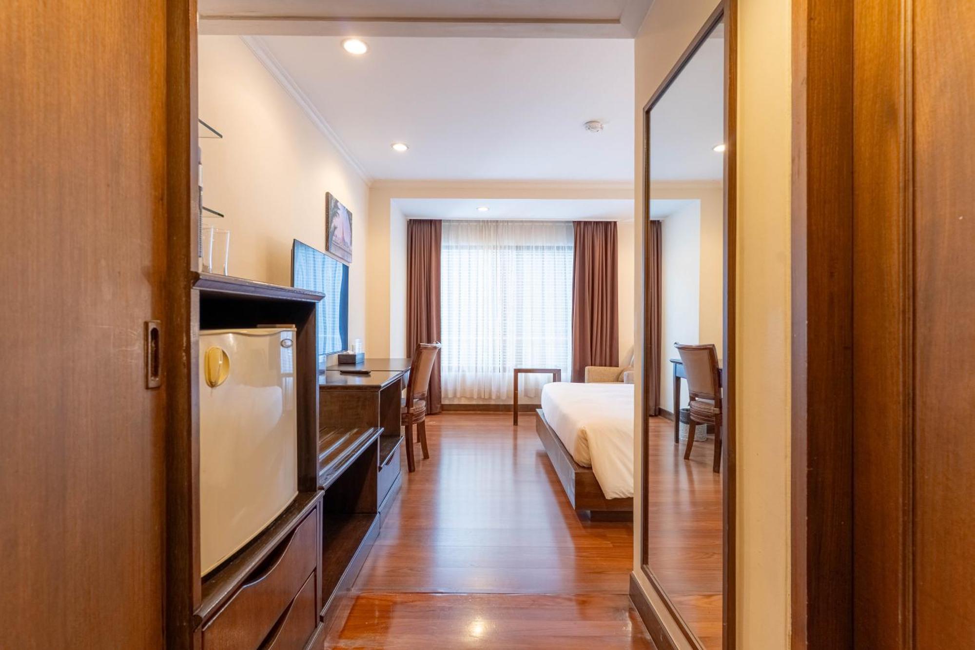 Journeyhub Sukhumvit 26, Bangkok - Formerly St James Hotel Esterno foto