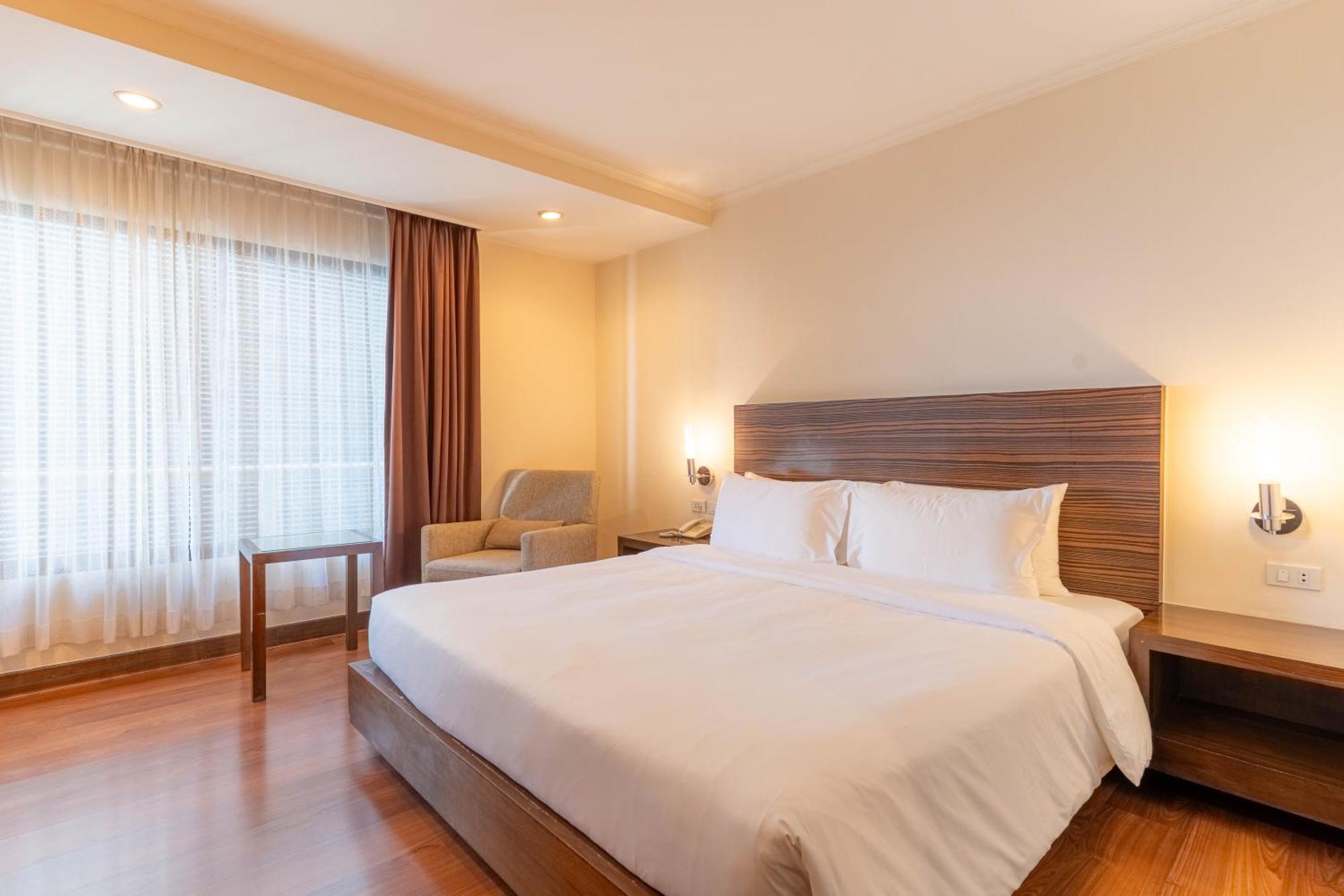 Journeyhub Sukhumvit 26, Bangkok - Formerly St James Hotel Esterno foto