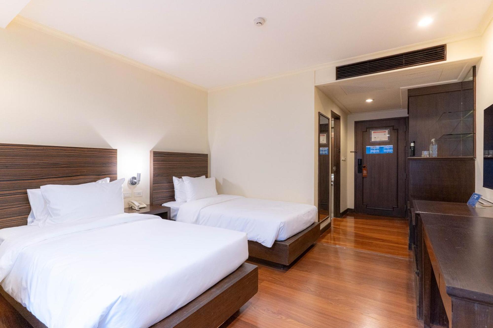 Journeyhub Sukhumvit 26, Bangkok - Formerly St James Hotel Esterno foto