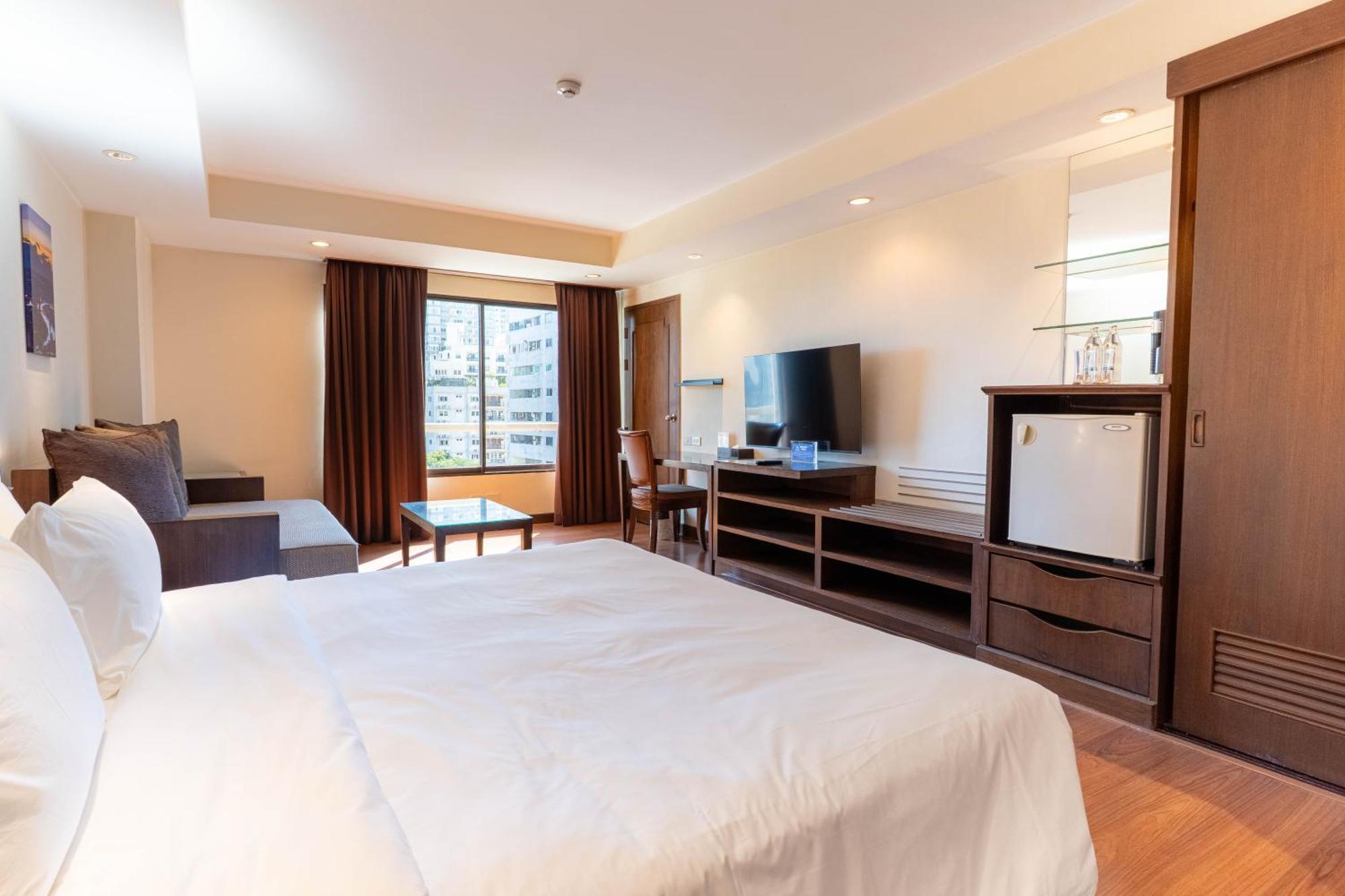 Journeyhub Sukhumvit 26, Bangkok - Formerly St James Hotel Esterno foto