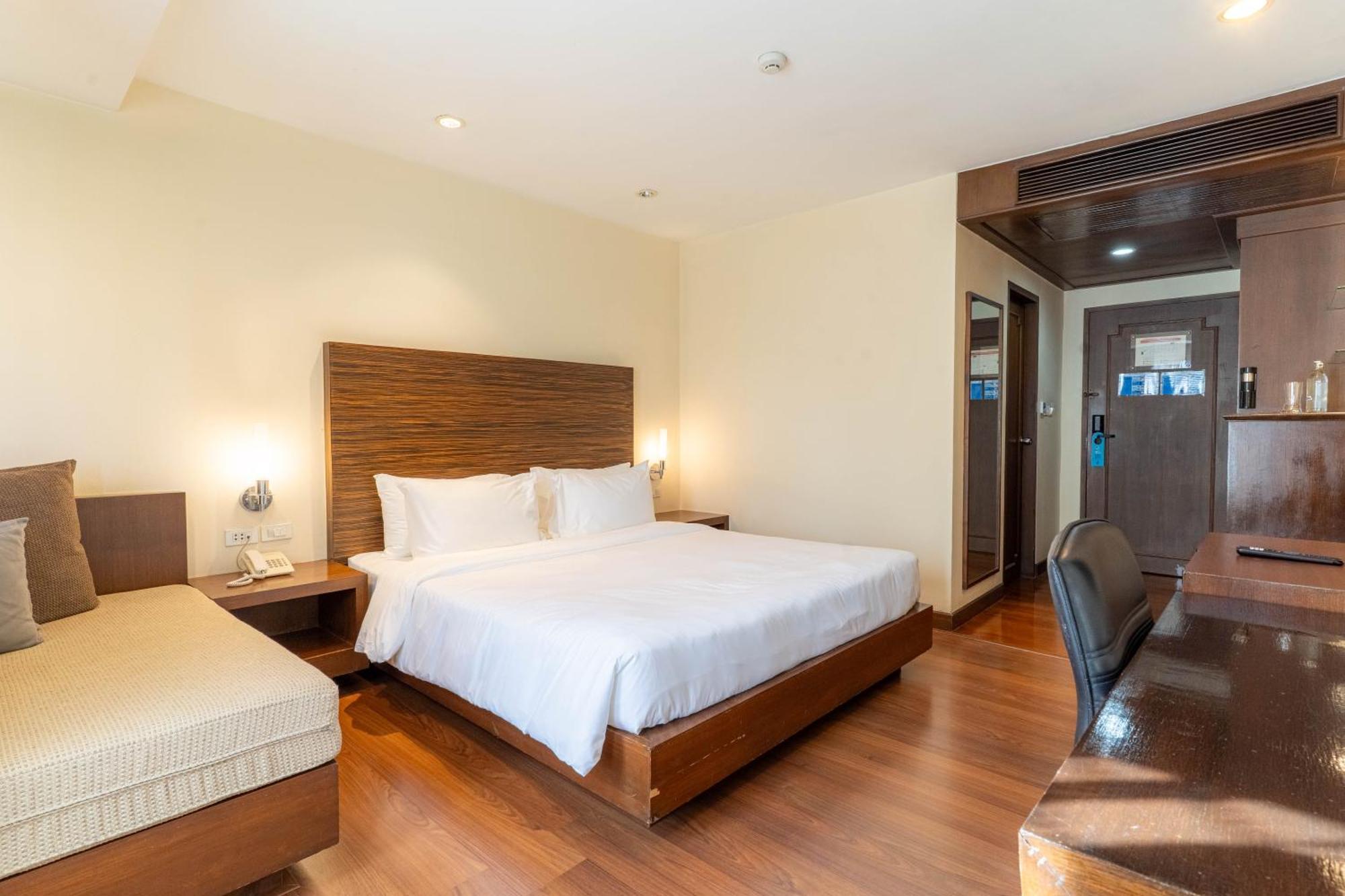 Journeyhub Sukhumvit 26, Bangkok - Formerly St James Hotel Esterno foto