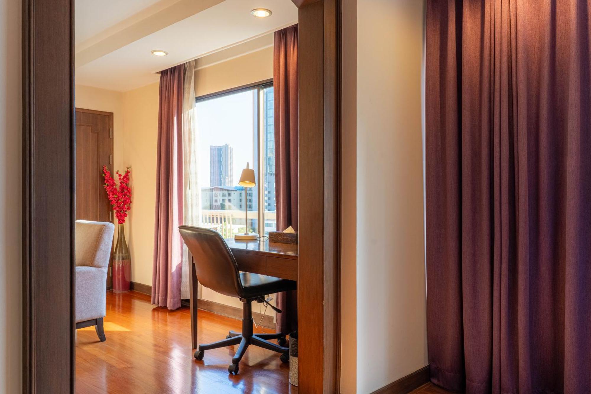 Journeyhub Sukhumvit 26, Bangkok - Formerly St James Hotel Esterno foto