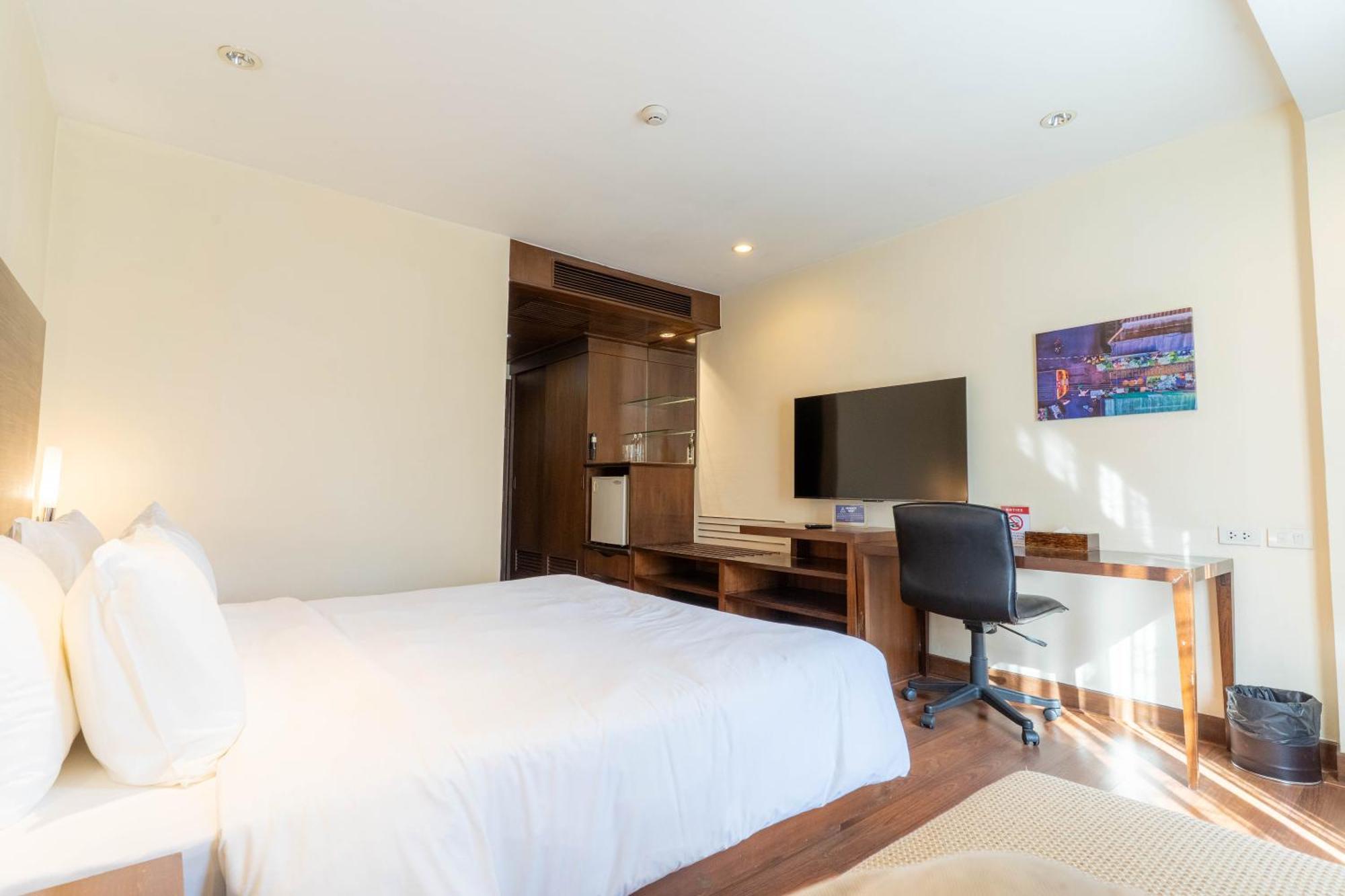 Journeyhub Sukhumvit 26, Bangkok - Formerly St James Hotel Esterno foto