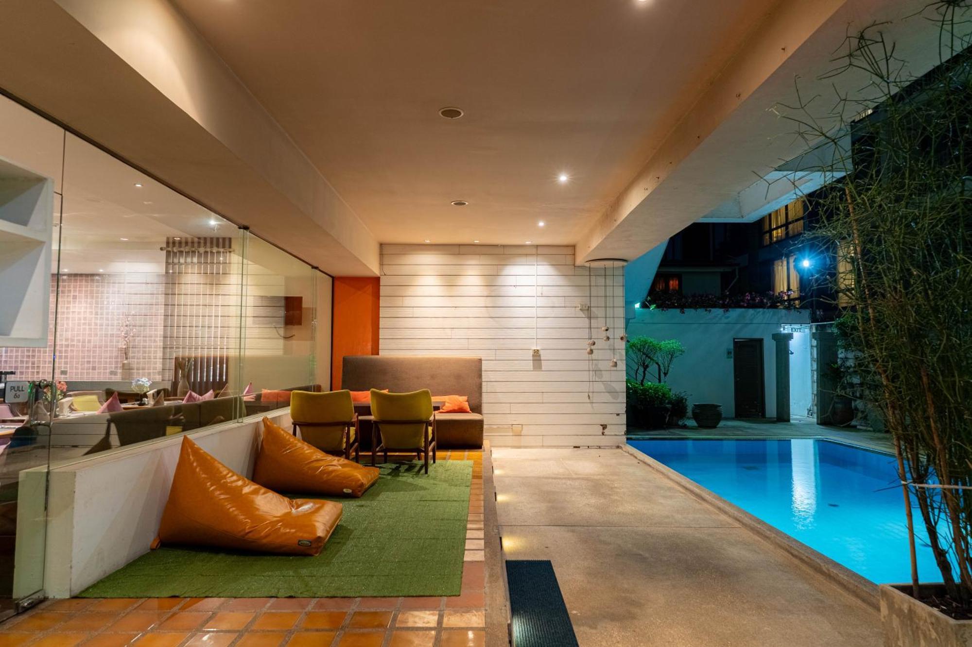 Journeyhub Sukhumvit 26, Bangkok - Formerly St James Hotel Esterno foto