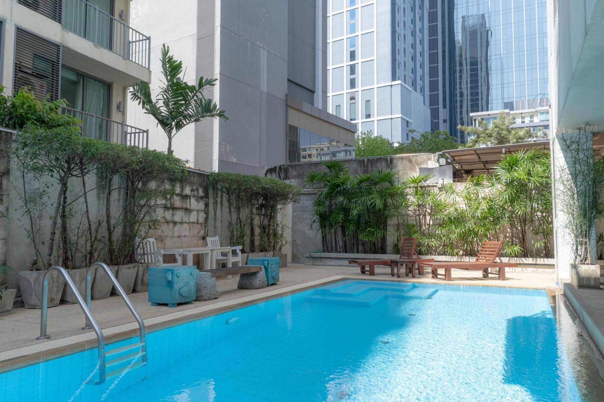 Journeyhub Sukhumvit 26, Bangkok - Formerly St James Hotel Esterno foto