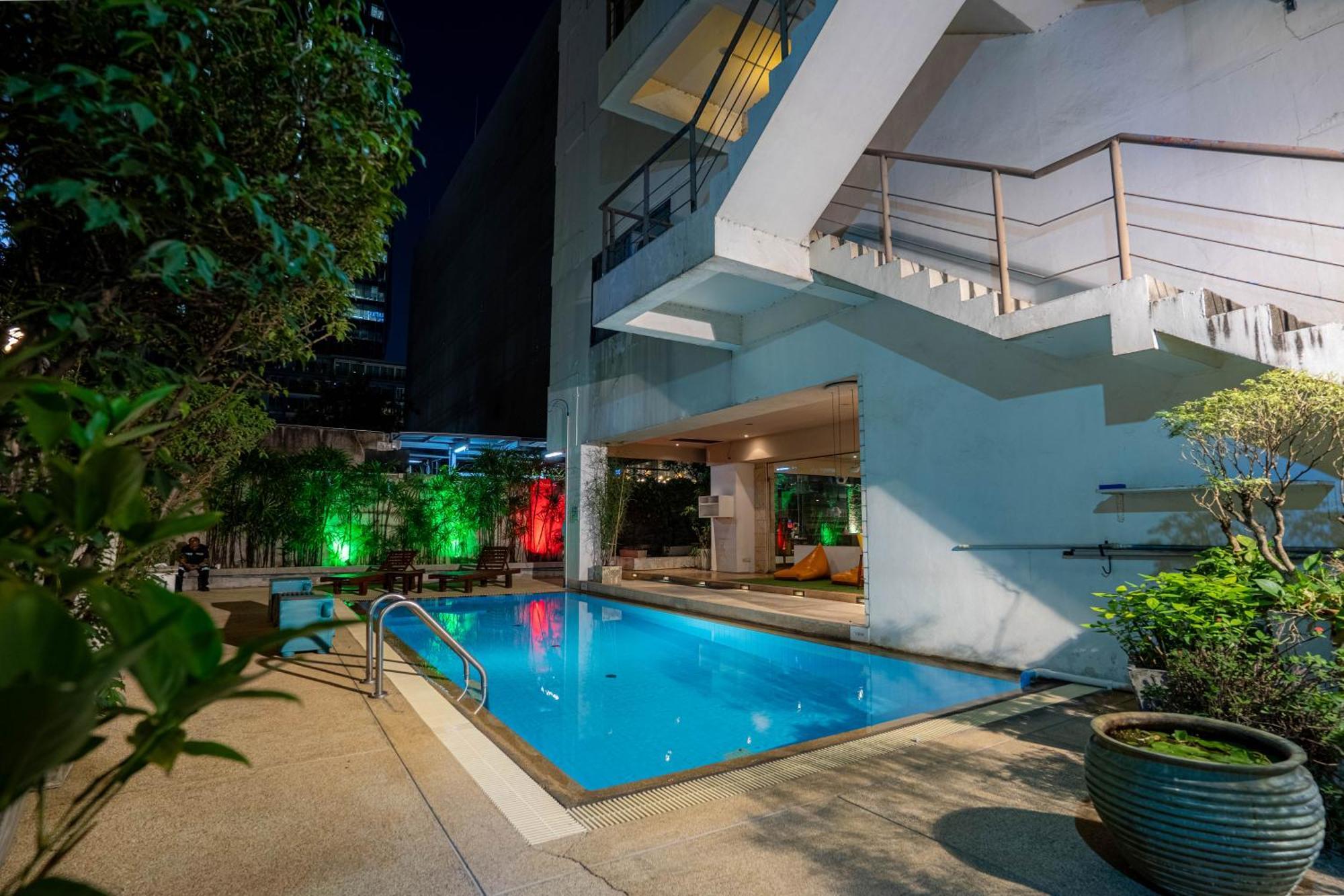 Journeyhub Sukhumvit 26, Bangkok - Formerly St James Hotel Esterno foto