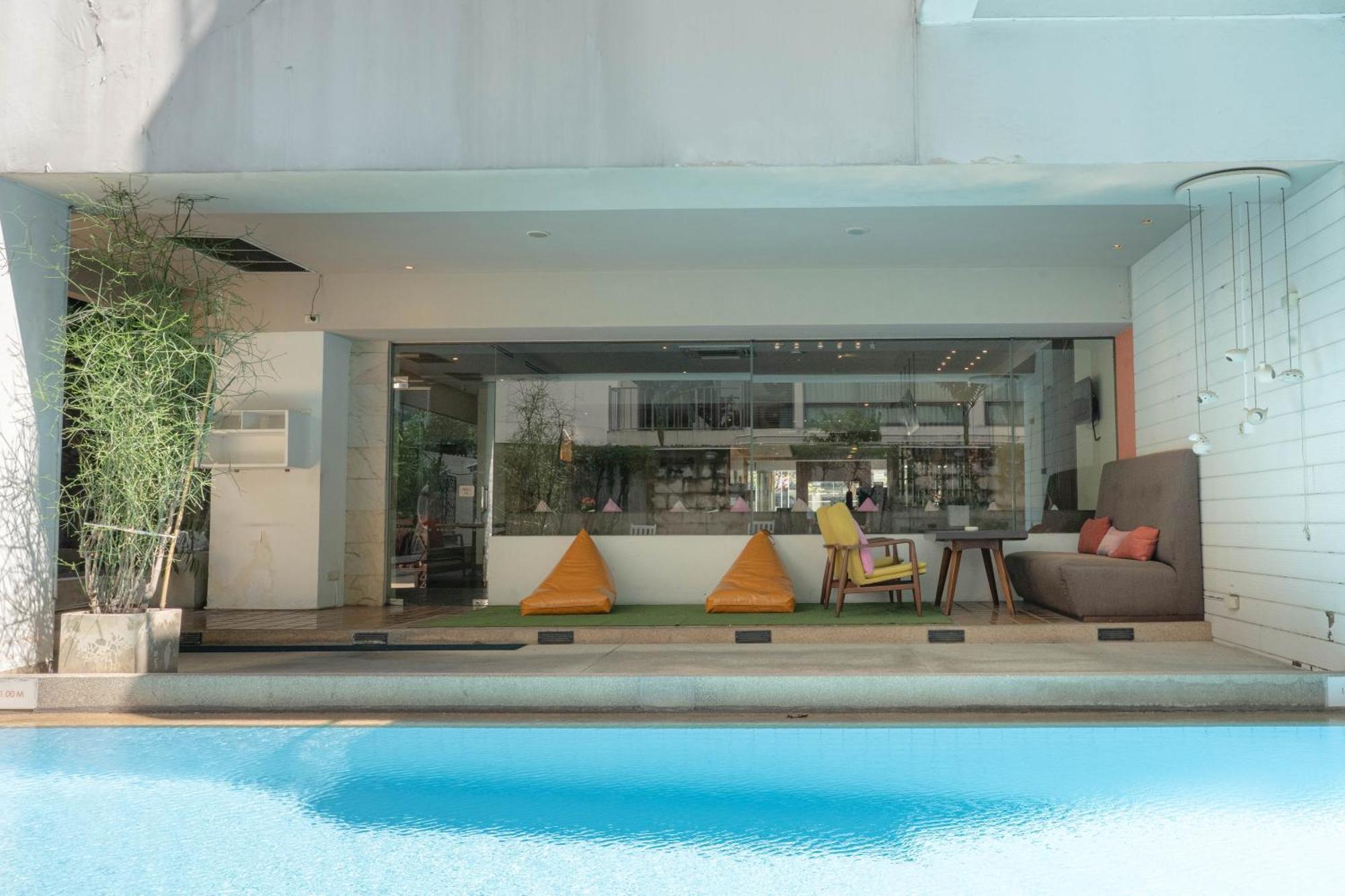 Journeyhub Sukhumvit 26, Bangkok - Formerly St James Hotel Esterno foto
