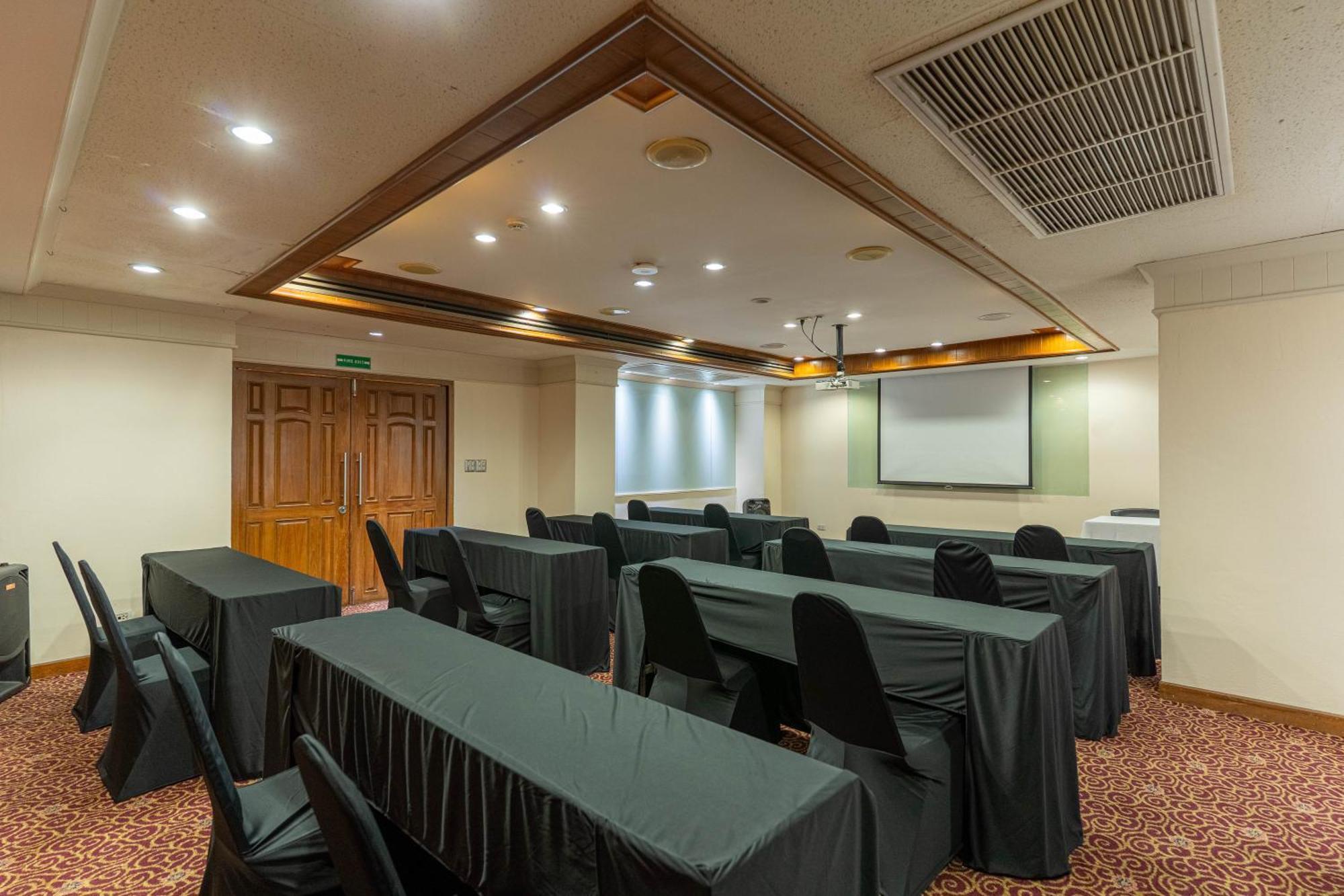 Journeyhub Sukhumvit 26, Bangkok - Formerly St James Hotel Esterno foto