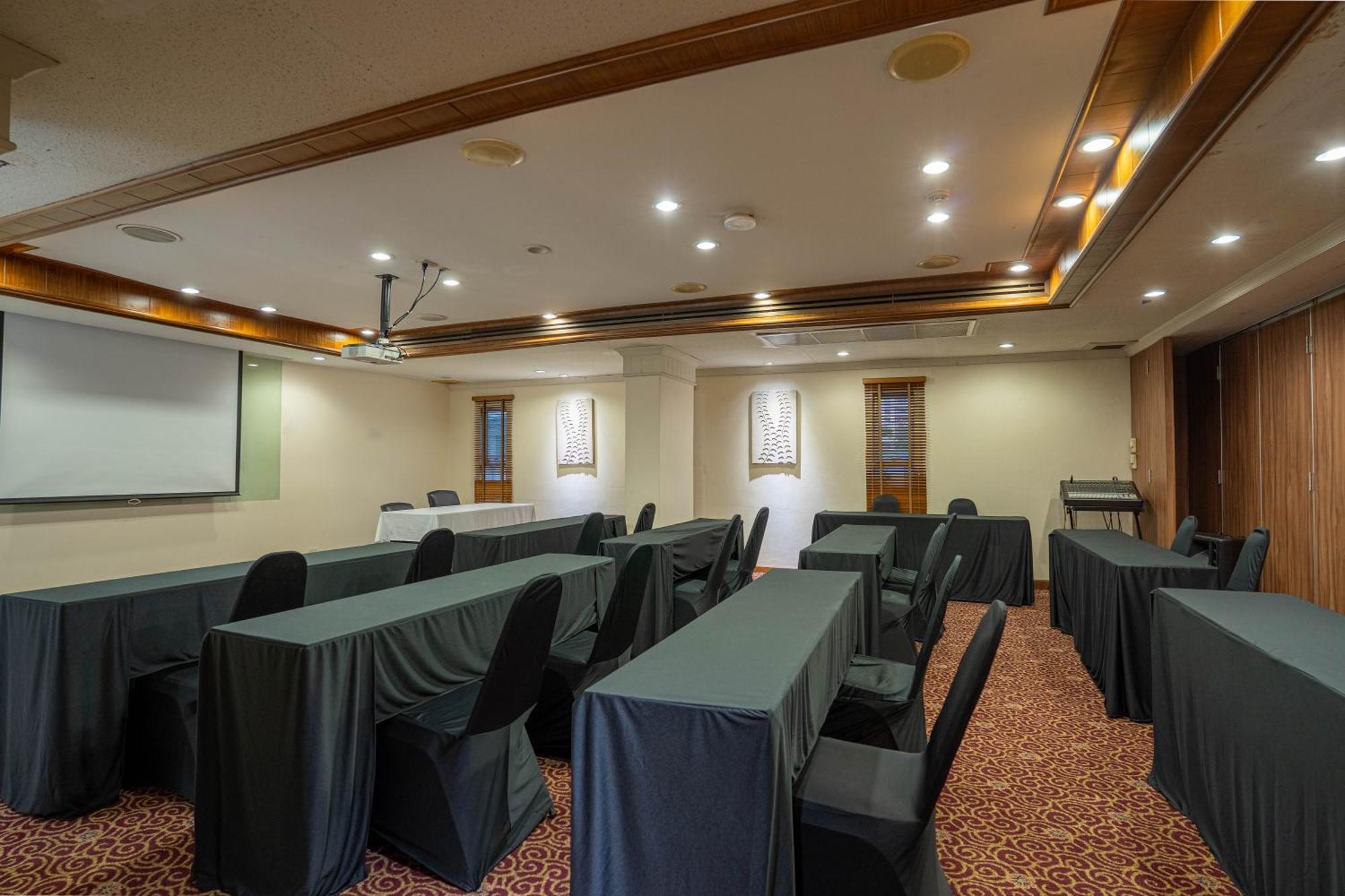 Journeyhub Sukhumvit 26, Bangkok - Formerly St James Hotel Esterno foto