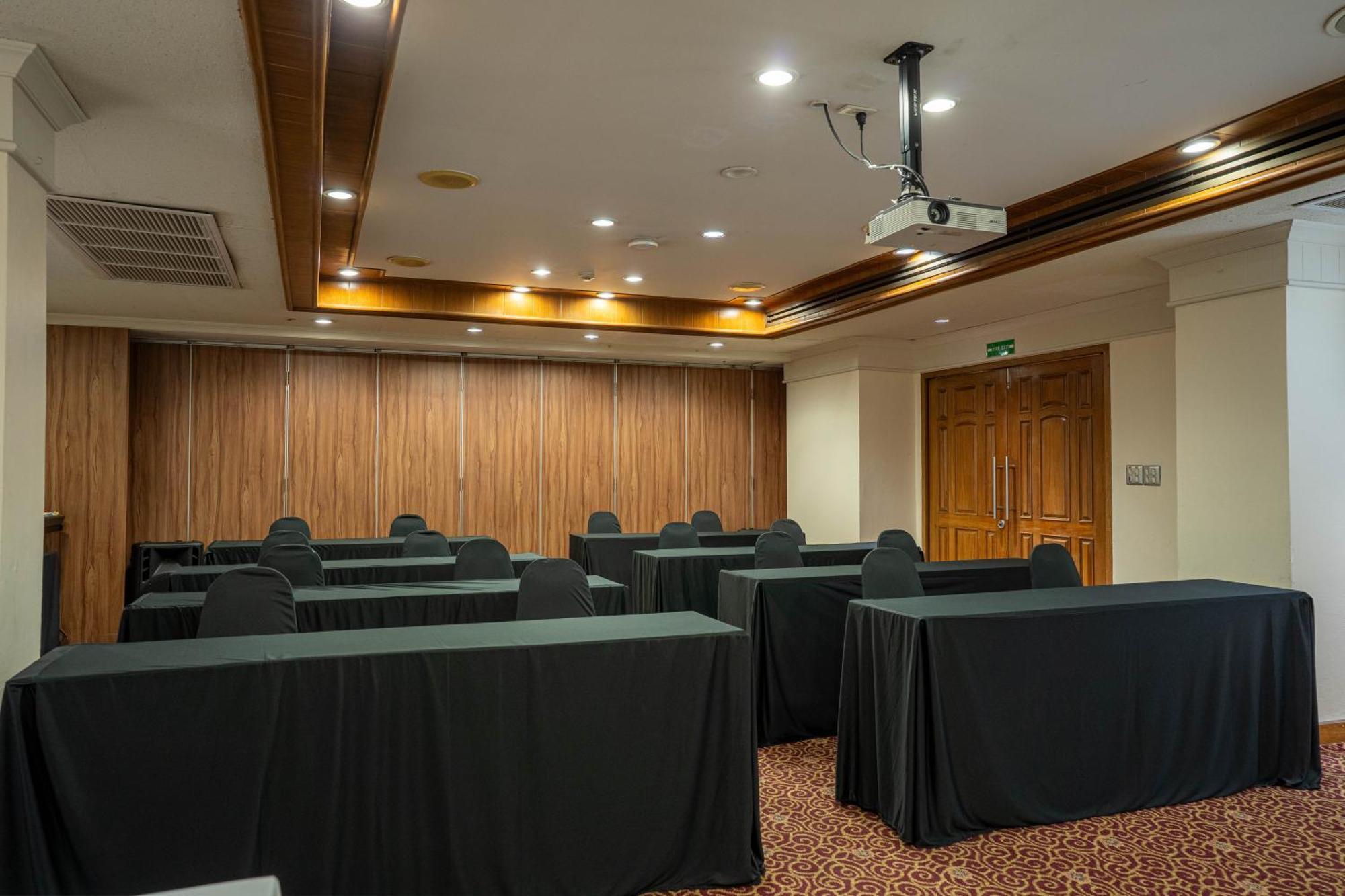 Journeyhub Sukhumvit 26, Bangkok - Formerly St James Hotel Esterno foto