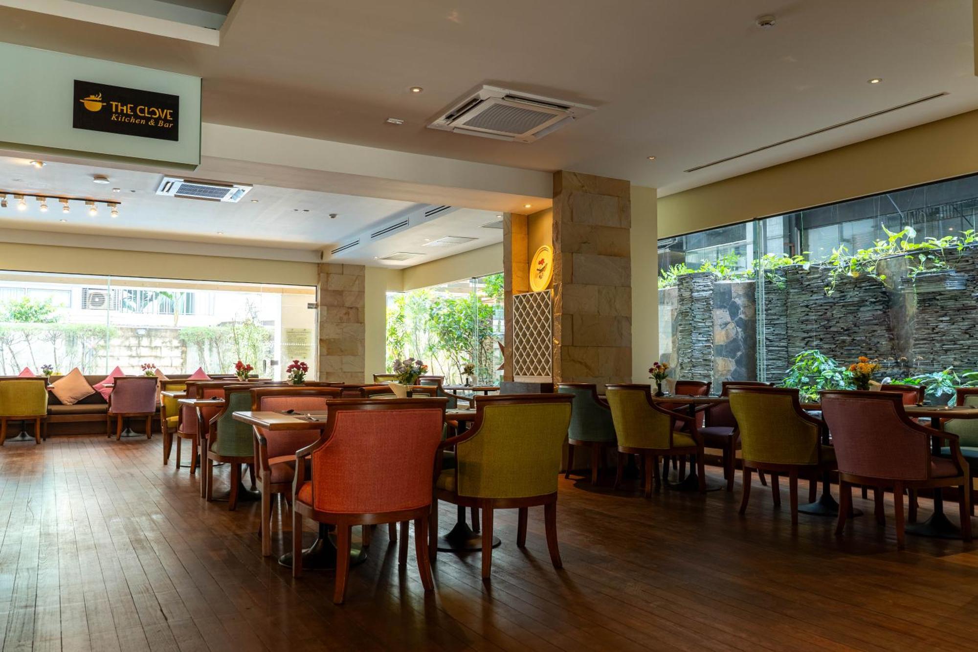 Journeyhub Sukhumvit 26, Bangkok - Formerly St James Hotel Esterno foto