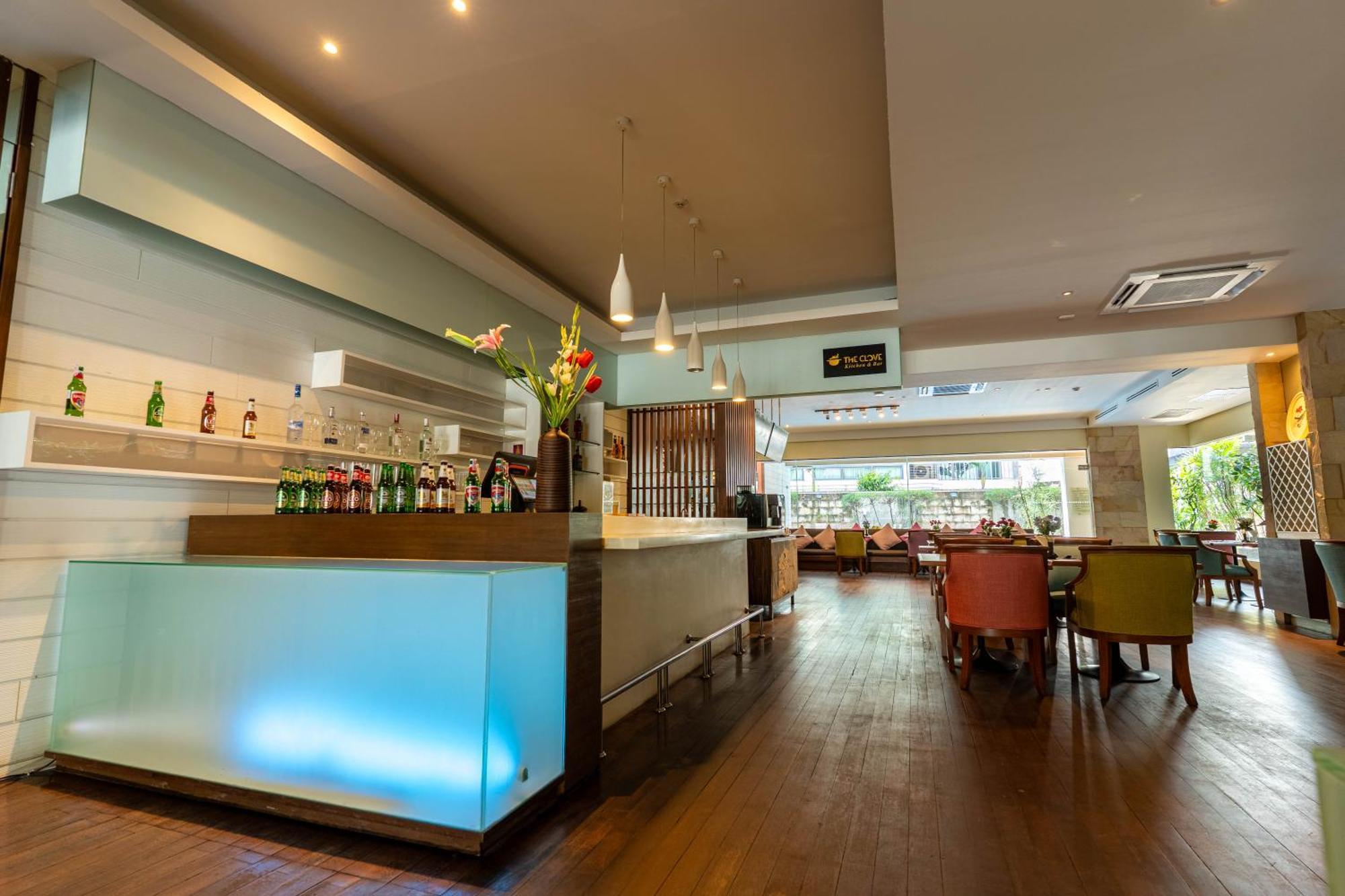 Journeyhub Sukhumvit 26, Bangkok - Formerly St James Hotel Esterno foto