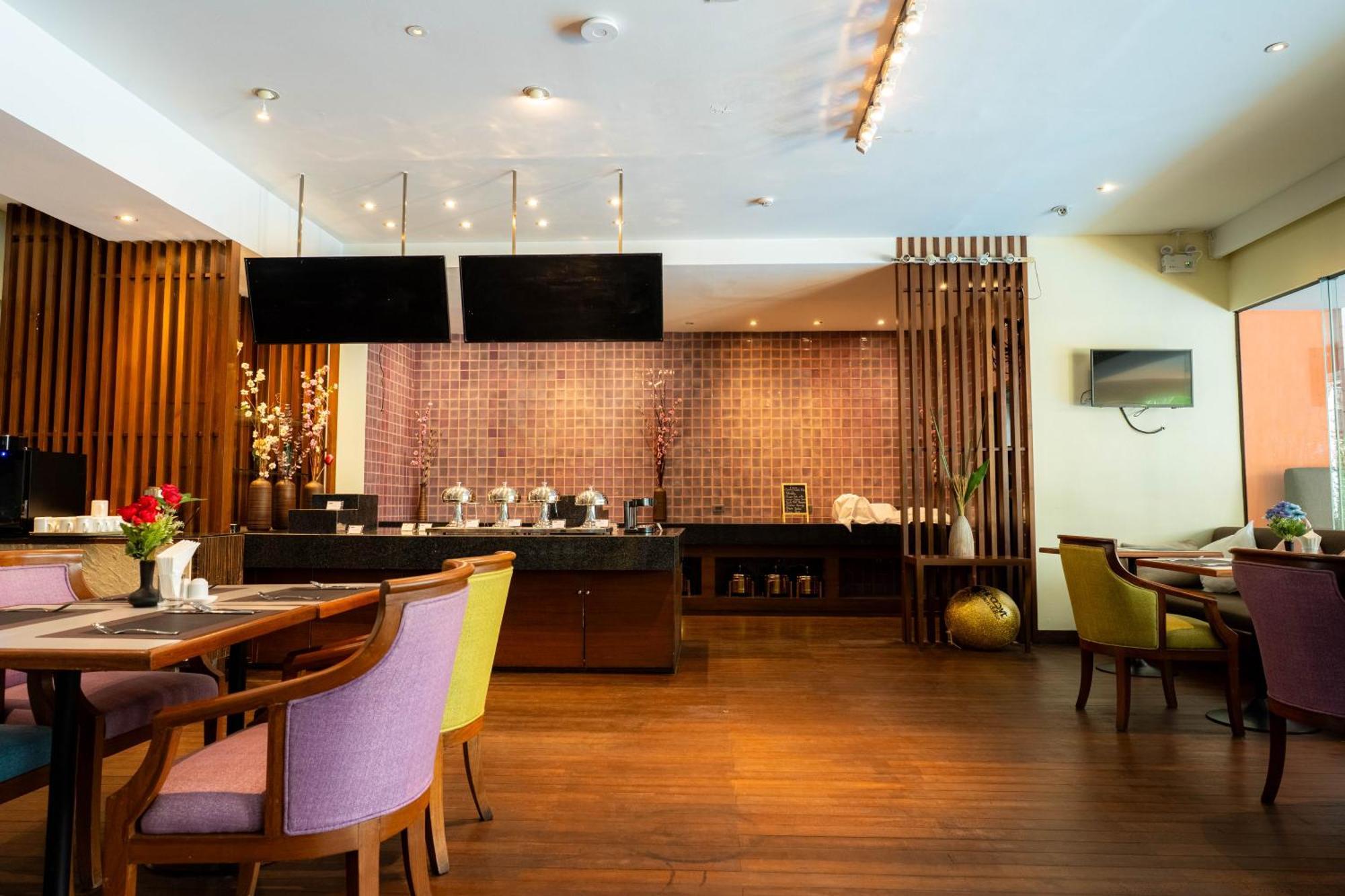 Journeyhub Sukhumvit 26, Bangkok - Formerly St James Hotel Esterno foto