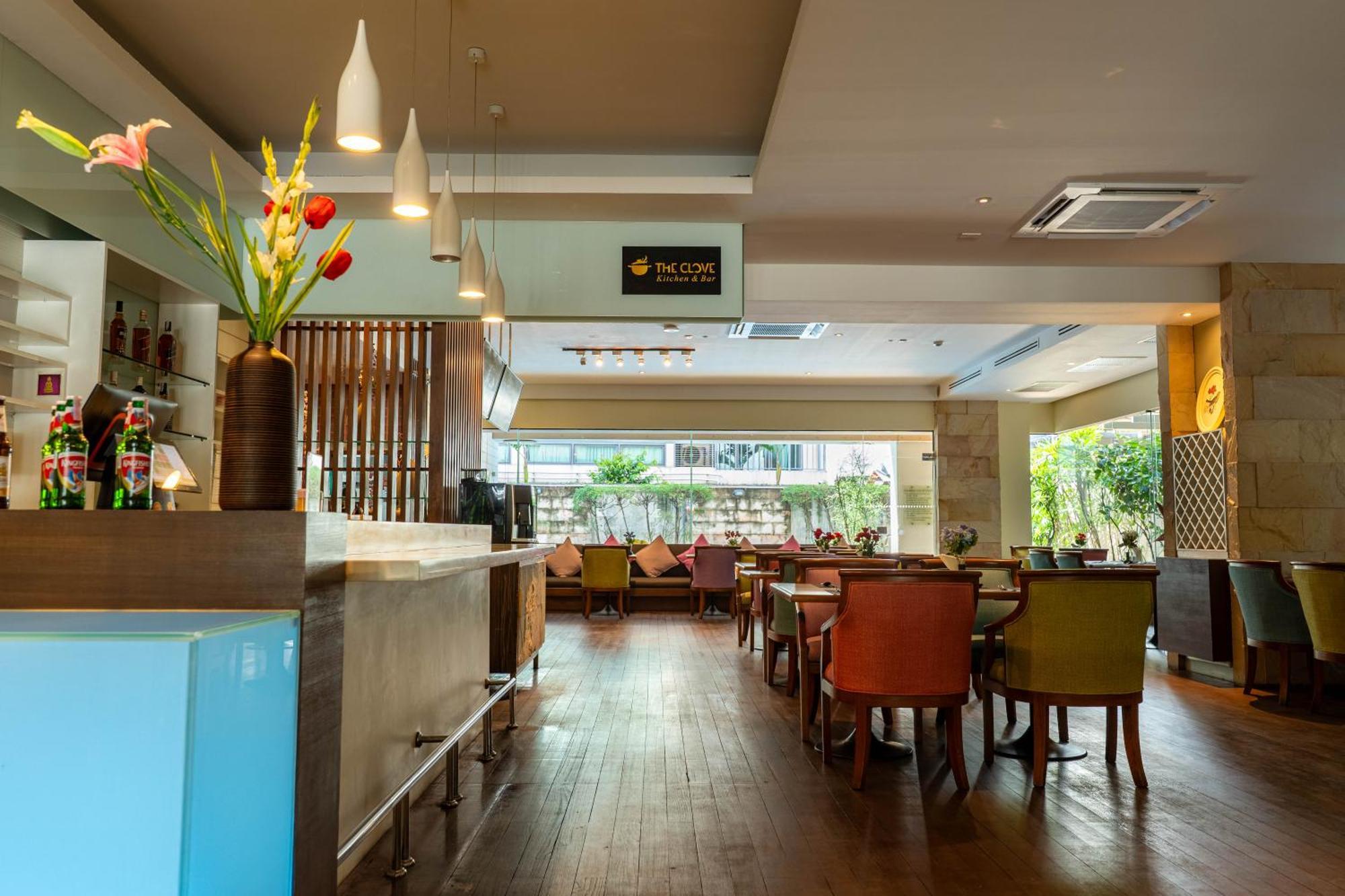 Journeyhub Sukhumvit 26, Bangkok - Formerly St James Hotel Esterno foto