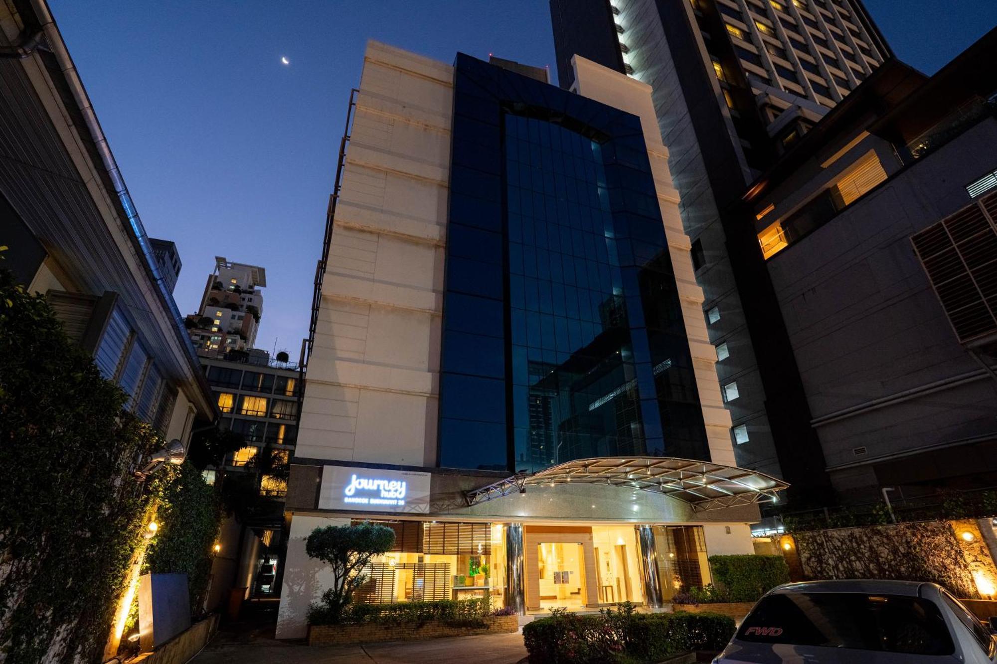 Journeyhub Sukhumvit 26, Bangkok - Formerly St James Hotel Esterno foto